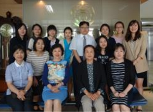 015년 5월 의과대학 1층 로비에서 배영숙 명예교수님과 함께