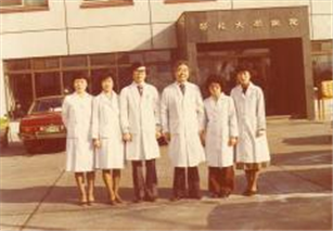 1980년 2월 의국원들과 함께 동대문 병원 앞에서 