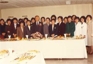 1986년 김희섭교수 정년퇴임연에서 동문들과 함께