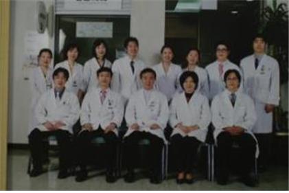 의국원 사진(2007): 동대문 시절 5명의 교수진 들 및 전체 전공의가 모여 기념사진 촬