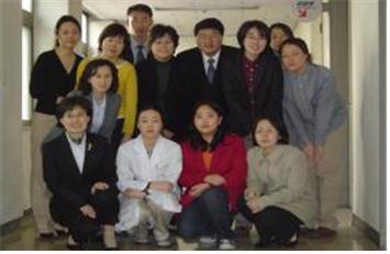 예방의학교실 교수, 전공의, 대학원생, 연구원들이 모두 모여, 2005년 3월