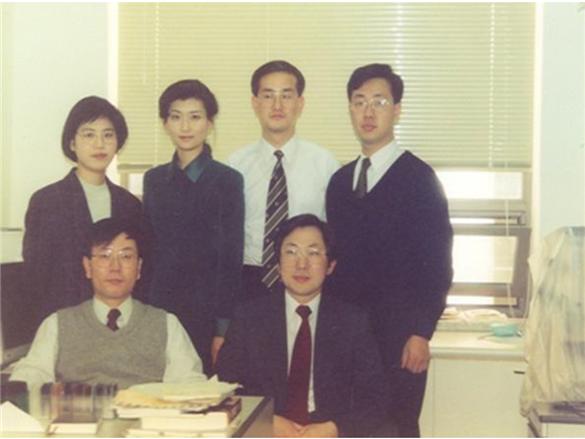 1994년 신경과 설립 원년, 최경규 교수와 박기덕 교수, 초대 의국원과 함께