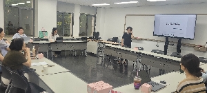 [제69회 통일학열린강의] 김정은 시대 북한경제의 구조적 전환과 역설 대표 이미지